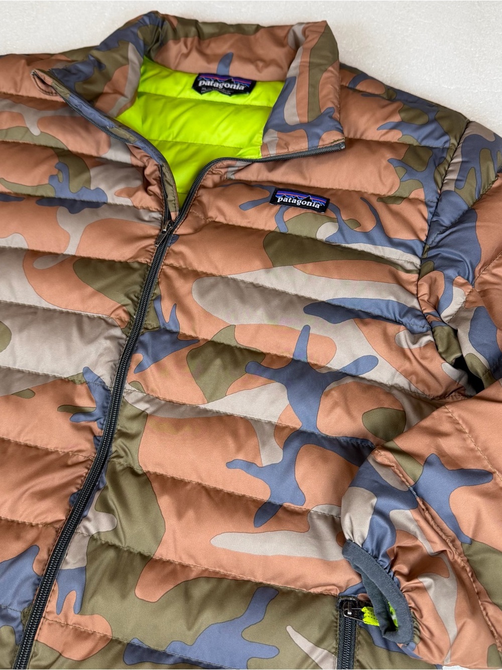 Patagonia Down Sweater Jacket Kids Boys Sz 14 XL Camo Puffer 68244 Hiking Camp